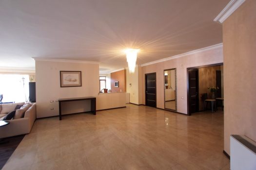 North Avenue 4 bedroom luxe apartment