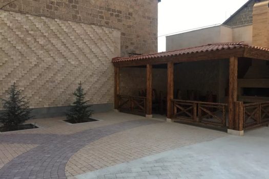 Verin Antarayin new building with Yard