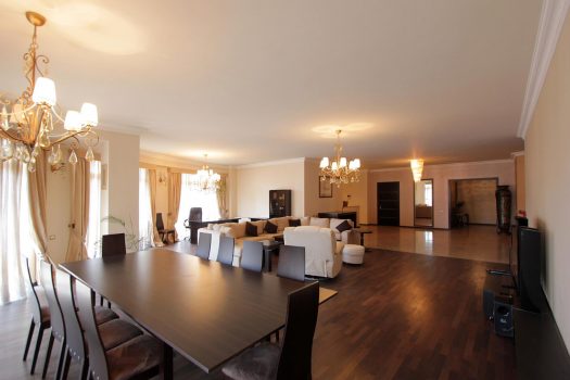 North Avenue 4 bedroom luxe apartment